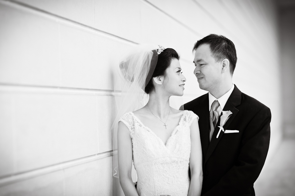 san francisco wedding photographer, legion of honor wedding, legion of honor bride and a groom, architecture wedding, columns, san francisco wedding photographer
