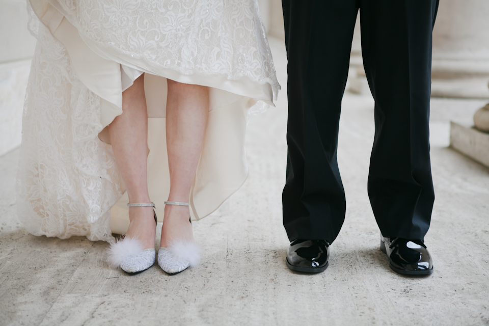 san francisco wedding photographer, legion of honor wedding, legion of honor bride and a groom, architecture wedding, columns, san francisco wedding photographer, feet shot