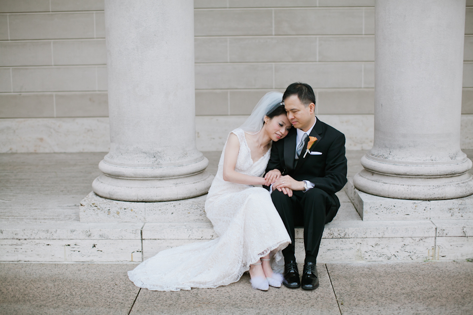 san francisco wedding photographer, legion of honor wedding, legion of honor bride and a groom, architecture wedding, columns, san francisco wedding photographer