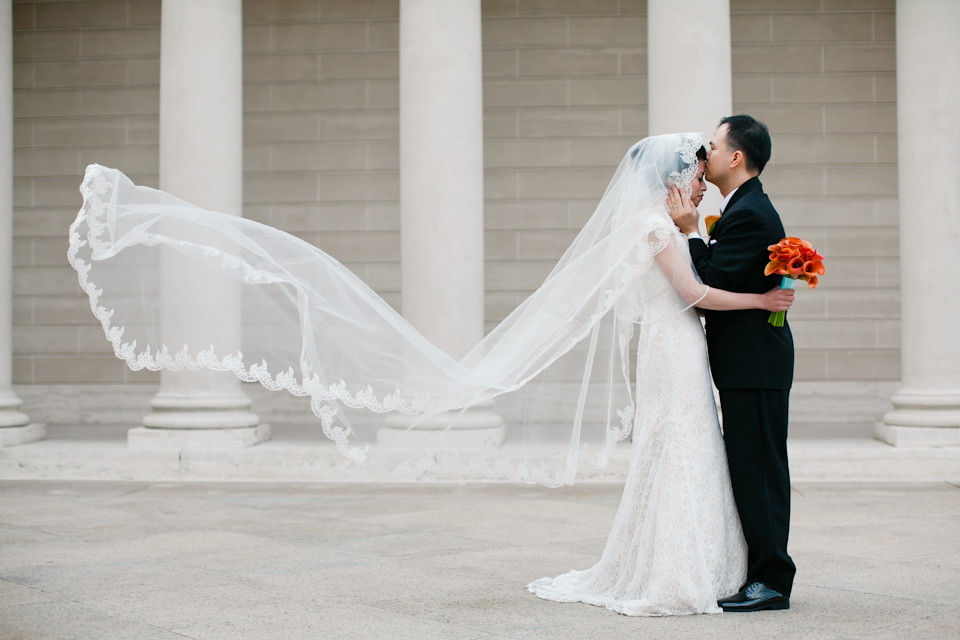 san francisco wedding photographer, legion of honor wedding, legion of honor bride and a groom, architecture wedding, columns, san francisco wedding photographer, veil flying, brides veil