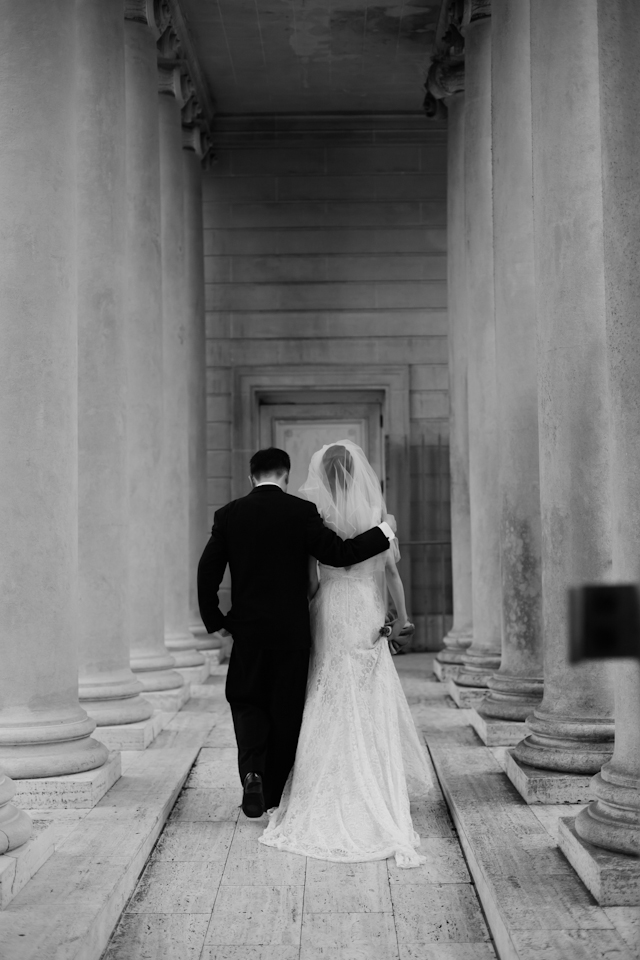 san francisco wedding photographer, legion of honor wedding, legion of honor bride and a groom, architecture wedding, columns, san francisco wedding photographer, bride and groom walking
