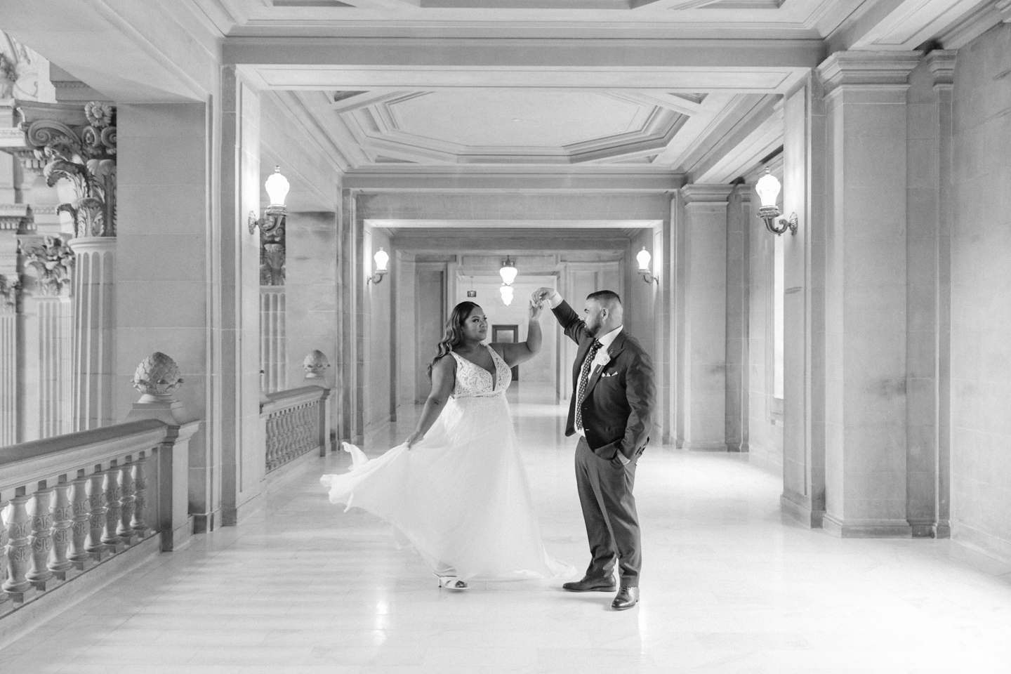 san_francisco_city_hall_mayors_balcony_wedding_004.jpg
