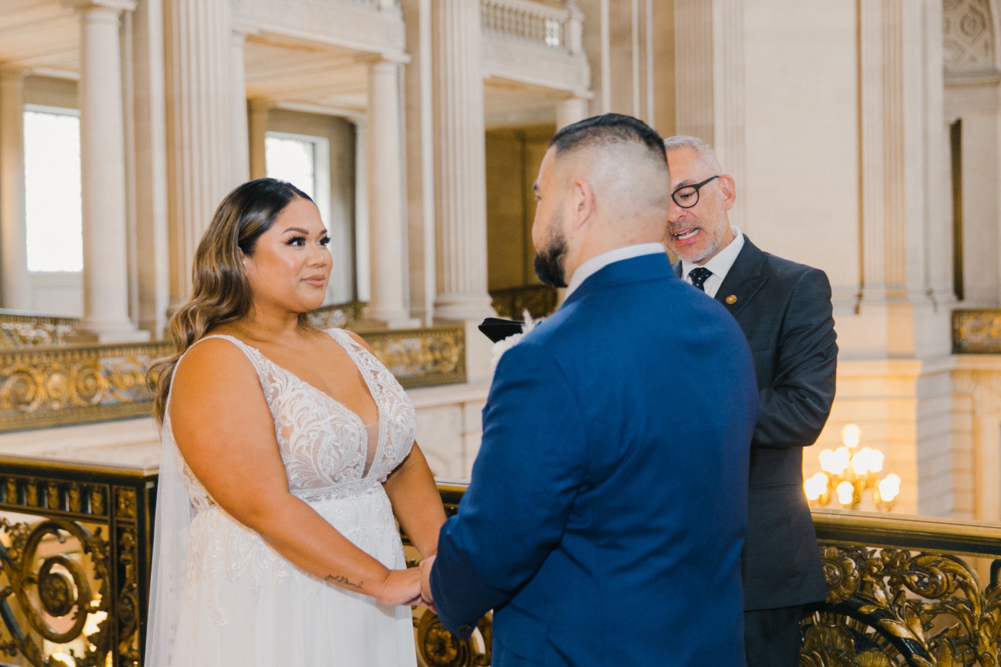 san_francisco_city_hall_mayors_balcony_wedding_015.jpg