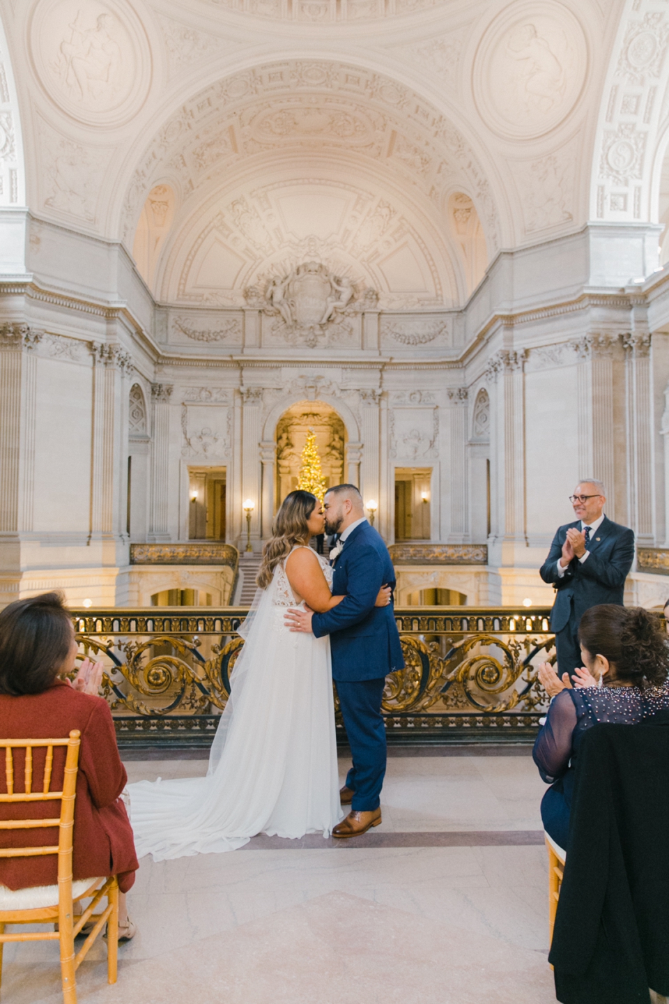 san_francisco_city_hall_mayors_balcony_wedding_018.jpg