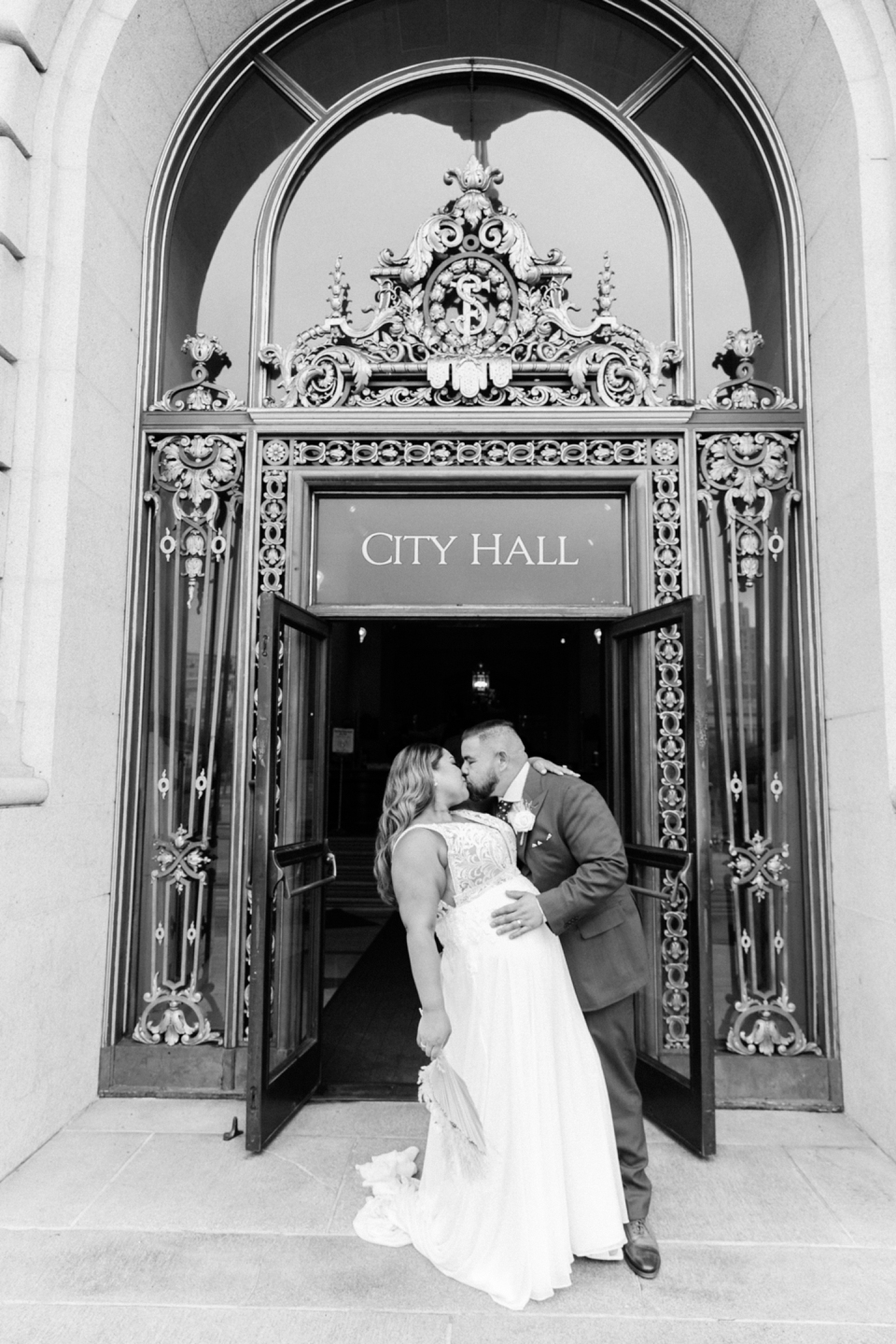 san_francisco_city_hall_mayors_balcony_wedding_030.jpg